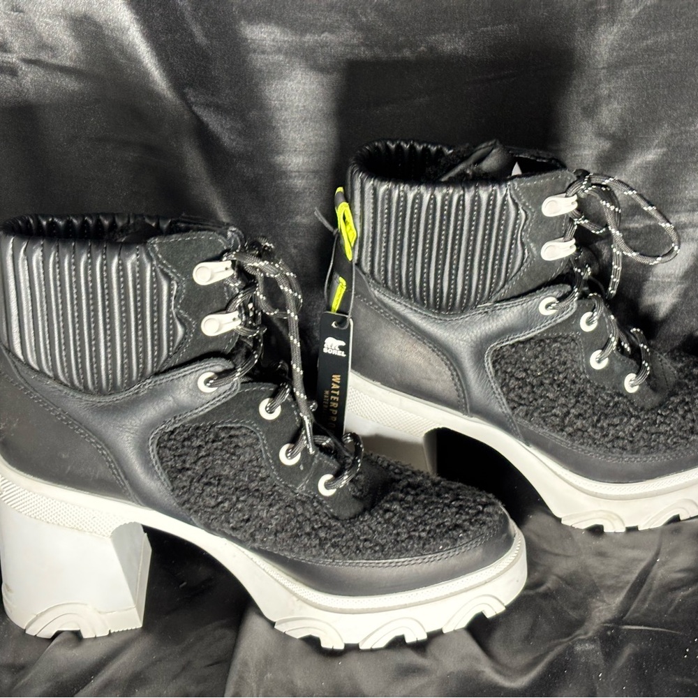 Sorel women’s boots black with neon green piping size 9